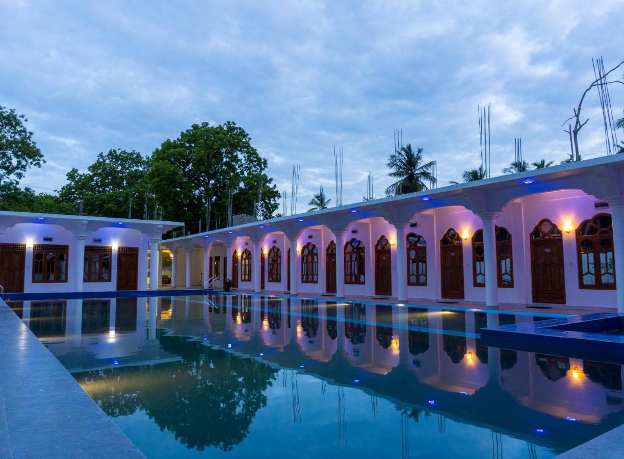Mrd Beach Hotel Тринкомали Экстерьер фото